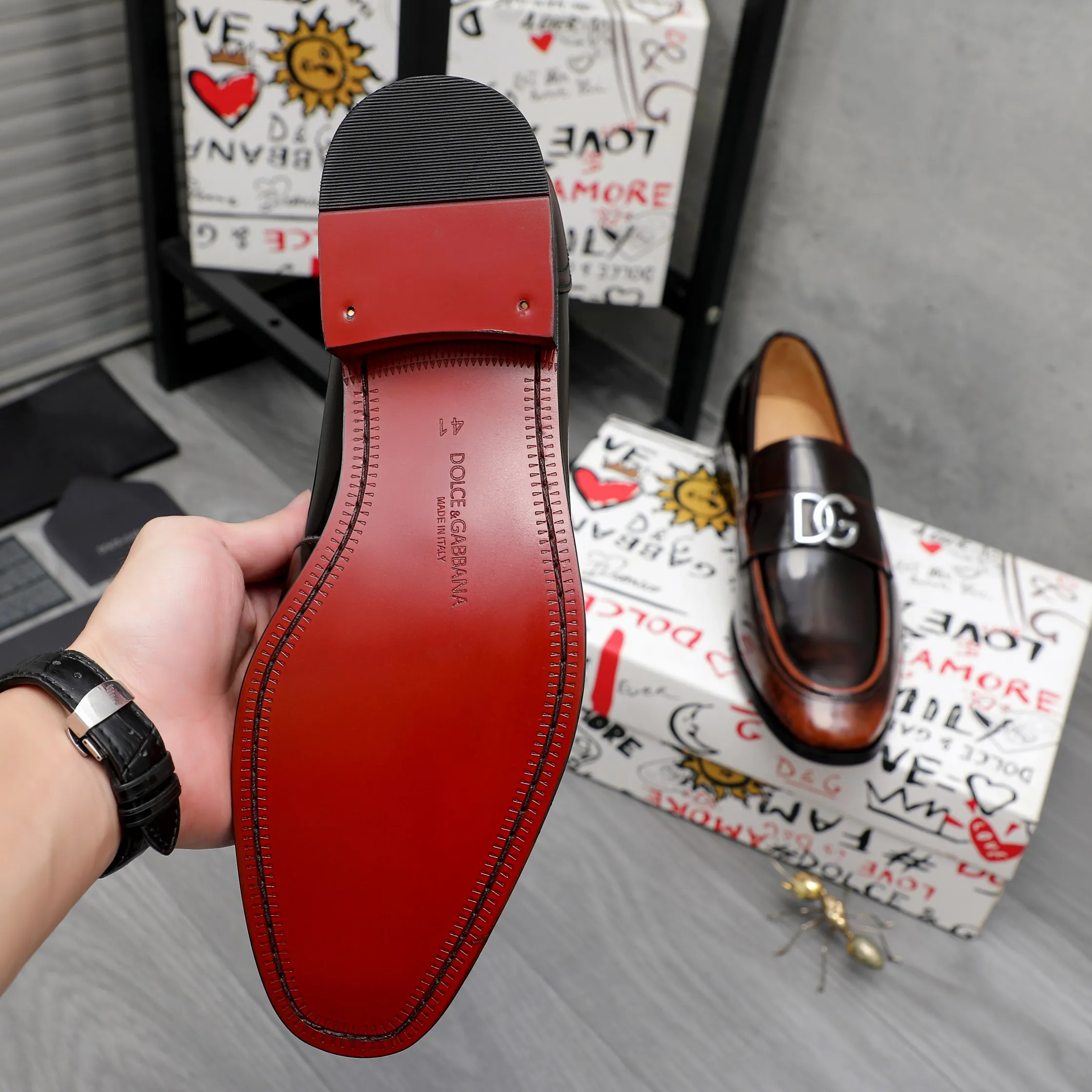 Men's shoes 💰500 Product trademark: DG (Dolce & Gabbana) business casual leather shoes Regular size: 38-45 (45 is custom-made and non-returnable) Product materials: Selected pearlescent polished cowhide upper, cowhide lining, original outsole